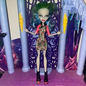 Monster High Skultimate Rollar Maze Ghoulia Yelps doll